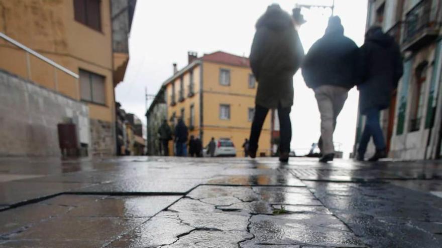 Piden eliminar las grietas de la calle La Riba por miedo a tropezones