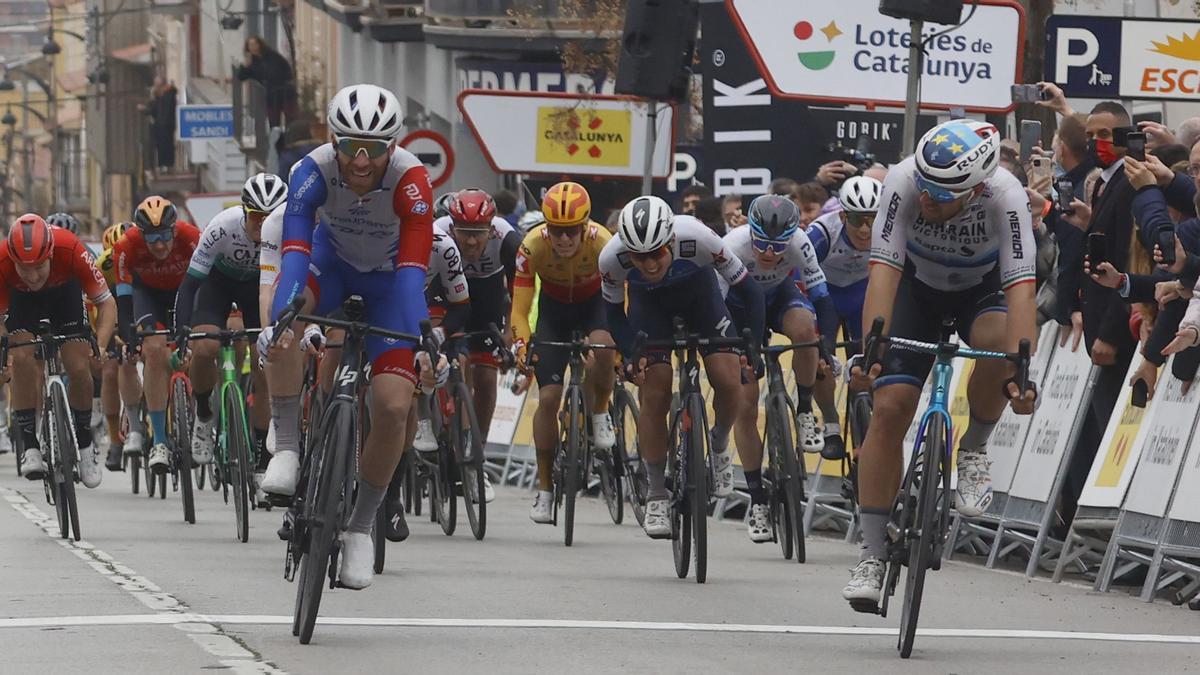 El ciclista italiano Sonny Colbrelli (d), llega en segundo lugar en la primera etapa de la Volta a Catalunya con final en Sant Feliu de Guíxols, tras lo cual ha sufrido un problema físico por el que ha tenido que recibir un masaje cardíaco al cruzar la línea de meta y ha sido trasladado a un hospital