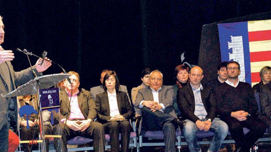 Jaume Font, con los miembros del comité local.