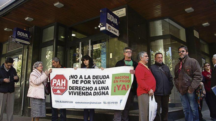 Ciudadanos e integrantes de la Plataforma de Afectados por la Hipoteca se manifiestan.