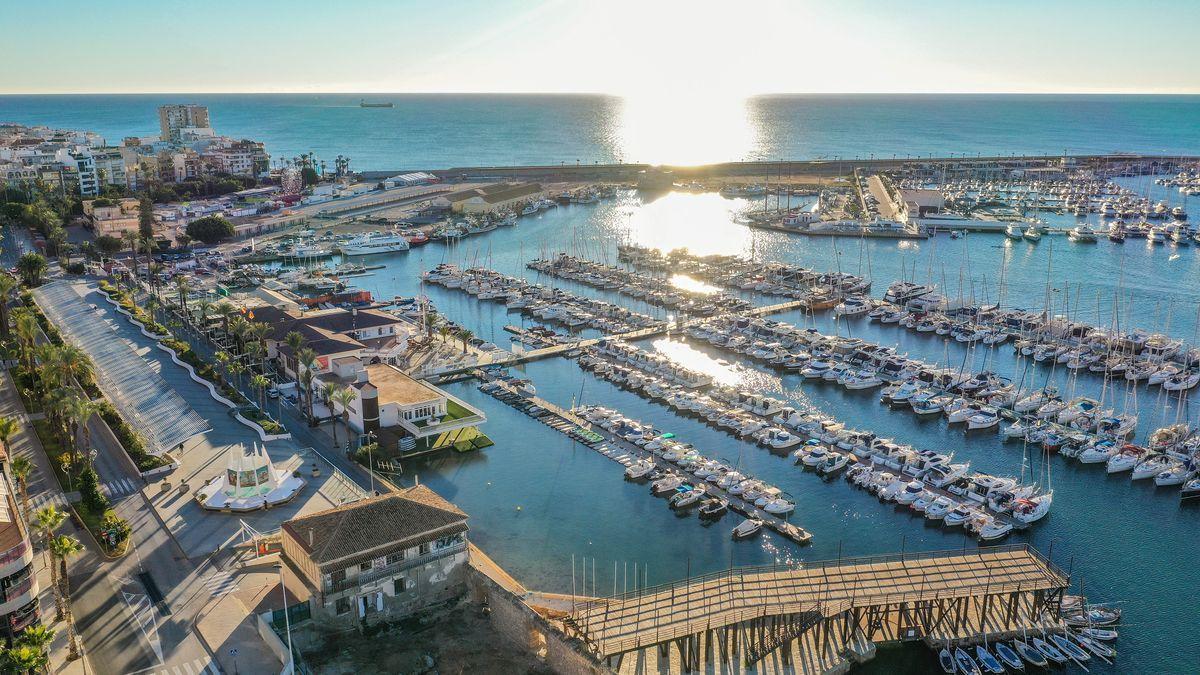 Panorámica del puerto de Torrevieja y sus tres marinas deportivas, donde se ha producido la explosión de la embarcación.