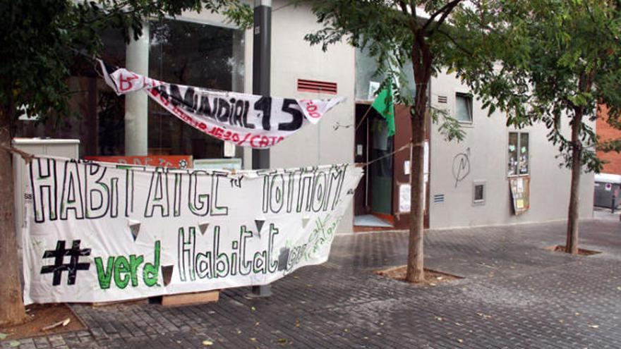 Imatge de la façana de l&#039;edifici &quot;ocupat&quot; al districte de Nou Barris.