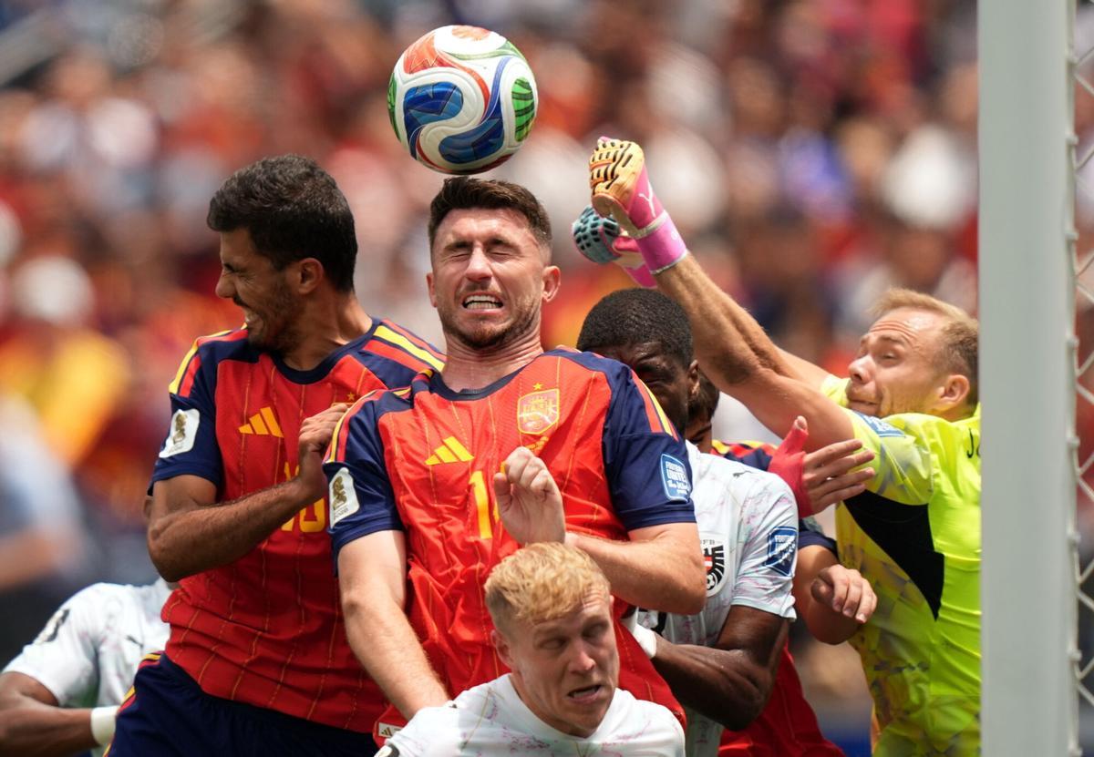 Aymeric Laporte remata durante el partido contra Austria. Aymeric Laporte remata durante el partido contra Austria.