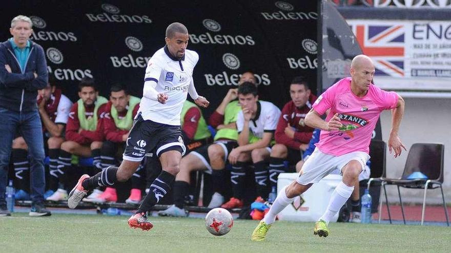 Thaylor controla un balón en el choque frente el Tudelano, ante la mirada de Paco Fernández y del banquillo caudalista.