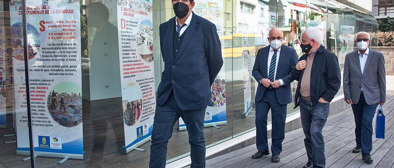 El representante para España del Frente Polisario, Abdulah Arabi, en primer término, ayer al inaugurar la exposición del Cabildo sobre el campamento de Gdeim Izik. | | LP/DLP