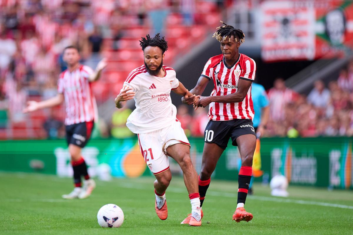 Chidera Ejuke of Sevilla FC competes for the ball with Nico Williams of Athletic Club during the LaLiga EA Sports match between Athletic Club and Sevilla FC at San Mames on August 22, 2026, in Bilbao, Spain. AFP7 22/08/2026 ONLY FOR USE IN SPAIN. Ricardo Larreina / AFP7 / Europa Press;2026;SPAIN;SPORT;ZSPORT;SOCCER;ZSOCCER;Athletic Club v Sevilla FC - LaLiga EA Sports;