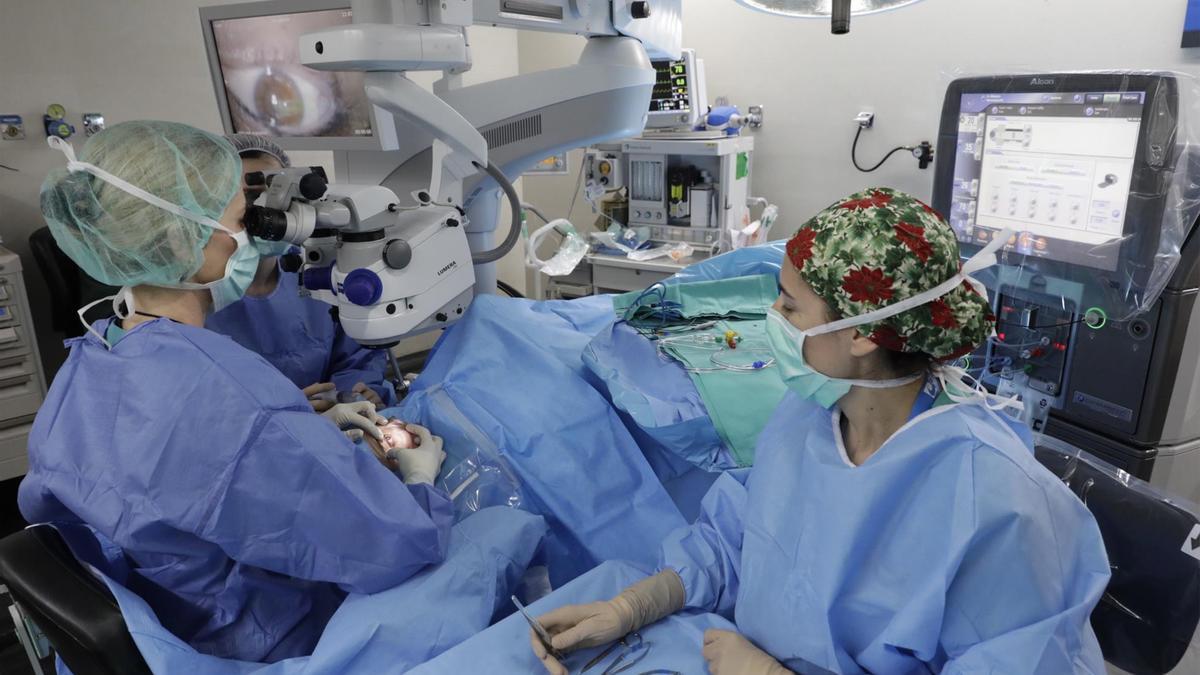 Preparativos para una intervención de cataratas en un hospital.