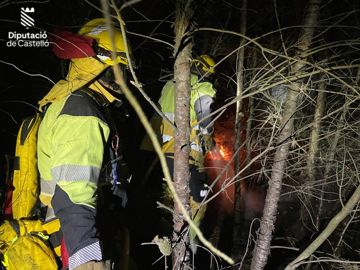Vídeo: Incendio de vegetación en Cabanes complicado por el viento