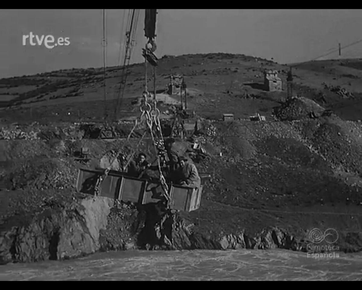 ZAMORA FOTOS ANTIGUAS , IMAGENES SACADAS DEL NODO, IMAGEN DE LA CONSTRUCCION DEL SALTO PRESA DE VILLALCAMPO , TRABAJADORES