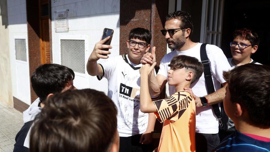 Varios niños se hacen sendos ‘selfies’ con Rubén Baraja, ayer a la puerta del restaurante donde comió la plantilla.  | J.M. LÓPEZ