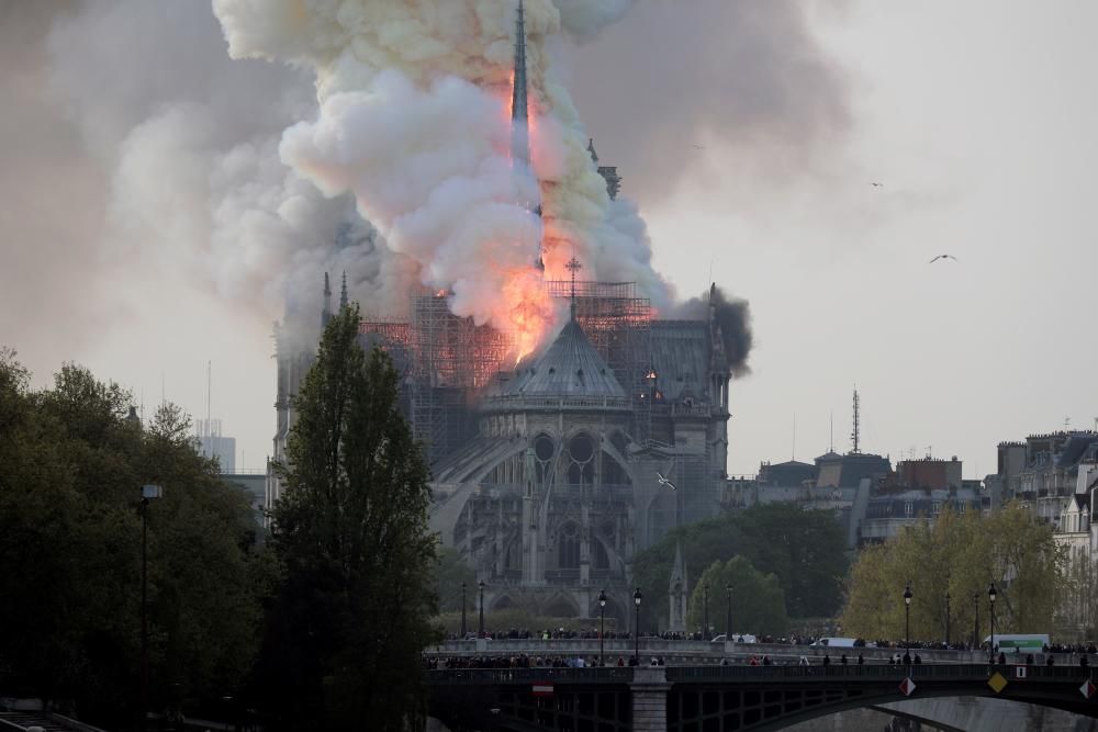 Un incendio devora la catedal de Notre-Dame.