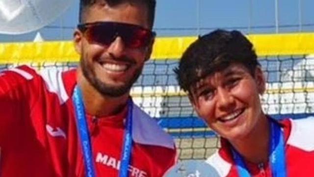Antomi Ramos luce su trofeo de campéon de Europa junto a su compañera Eva Fernández Palos en Creta (Grecia).
