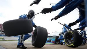 Alex Bowman, conductor del Chevrolet # 88 Nationwide / Amazon Echo Auto, se enfrenta durante la Monster Energy NASCAR Cup Series 1000Bulbs.com 500 en Talladega Superspeedway.