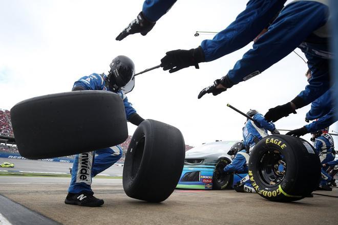 Alex Bowman, conductor del Chevrolet # 88 Nationwide / Amazon Echo Auto, se enfrenta durante la Monster Energy NASCAR Cup Series 1000Bulbs.com 500 en Talladega Superspeedway.