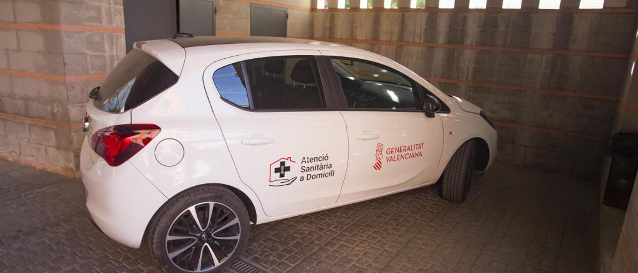 Uno de los coches asignados al departamento, ayer en el Centro de Salud de Xàtiva.