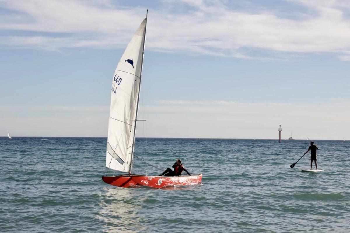 Barceloneses acuden a la playa por las altas temperaturas de noviembre