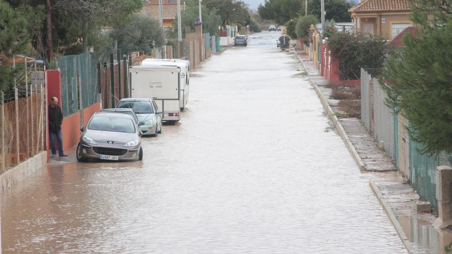 Una de las últimas innundaciones
producidas en la urbanización
Bahía Bella por la lluvia.  F.G.P.