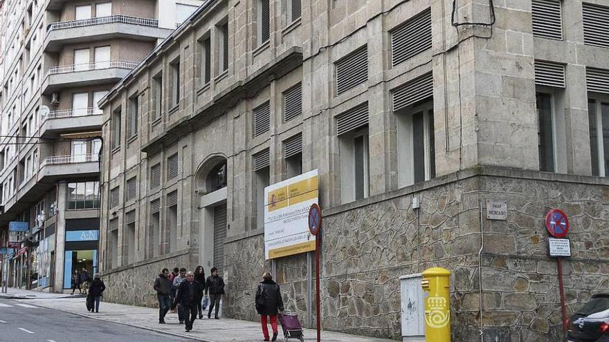 La entrega del local en la plaza de A Ponte al colectivo vecinal enfrenta a dos ediles