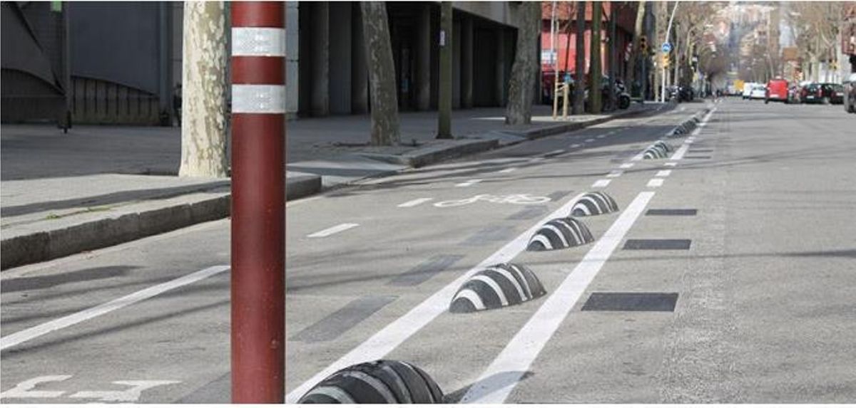 Ejemplo de carril bici segregado, situado en la calzada y separado del resto de vehículos