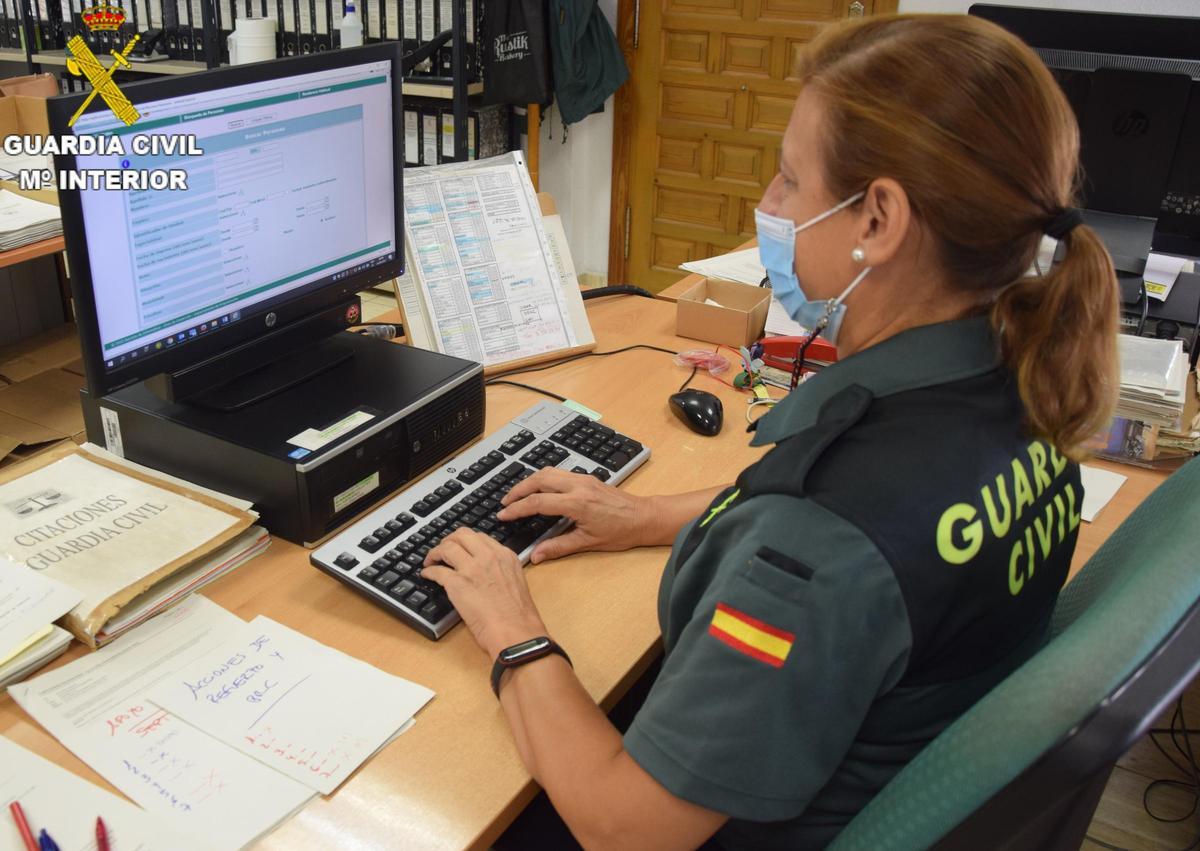 Una guardia civil, investigando delitos informáticos