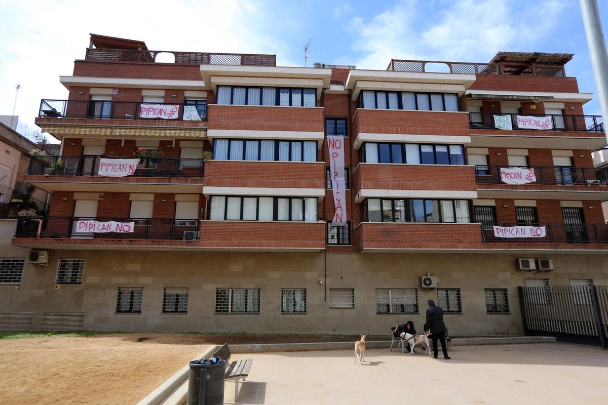 Carteles contra el pipican en la placita de la calle Priorat