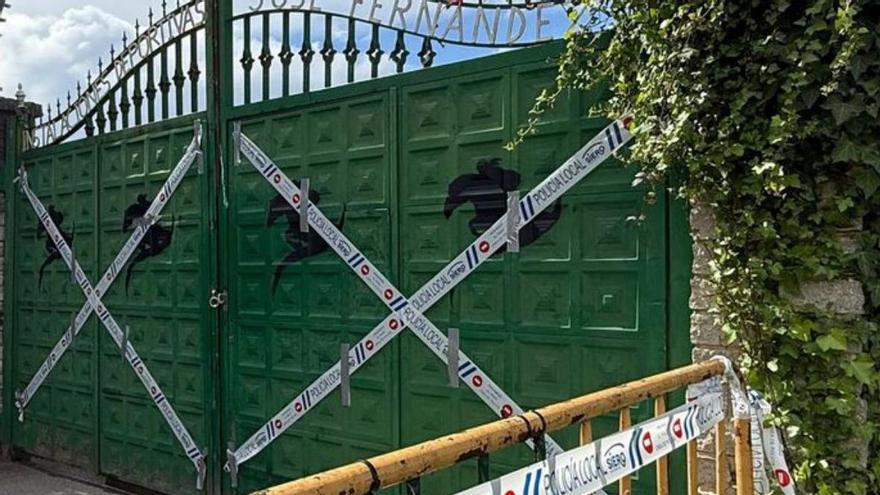 La entrada al centro ecuestre, precintada por la Policía Local. | C. V.