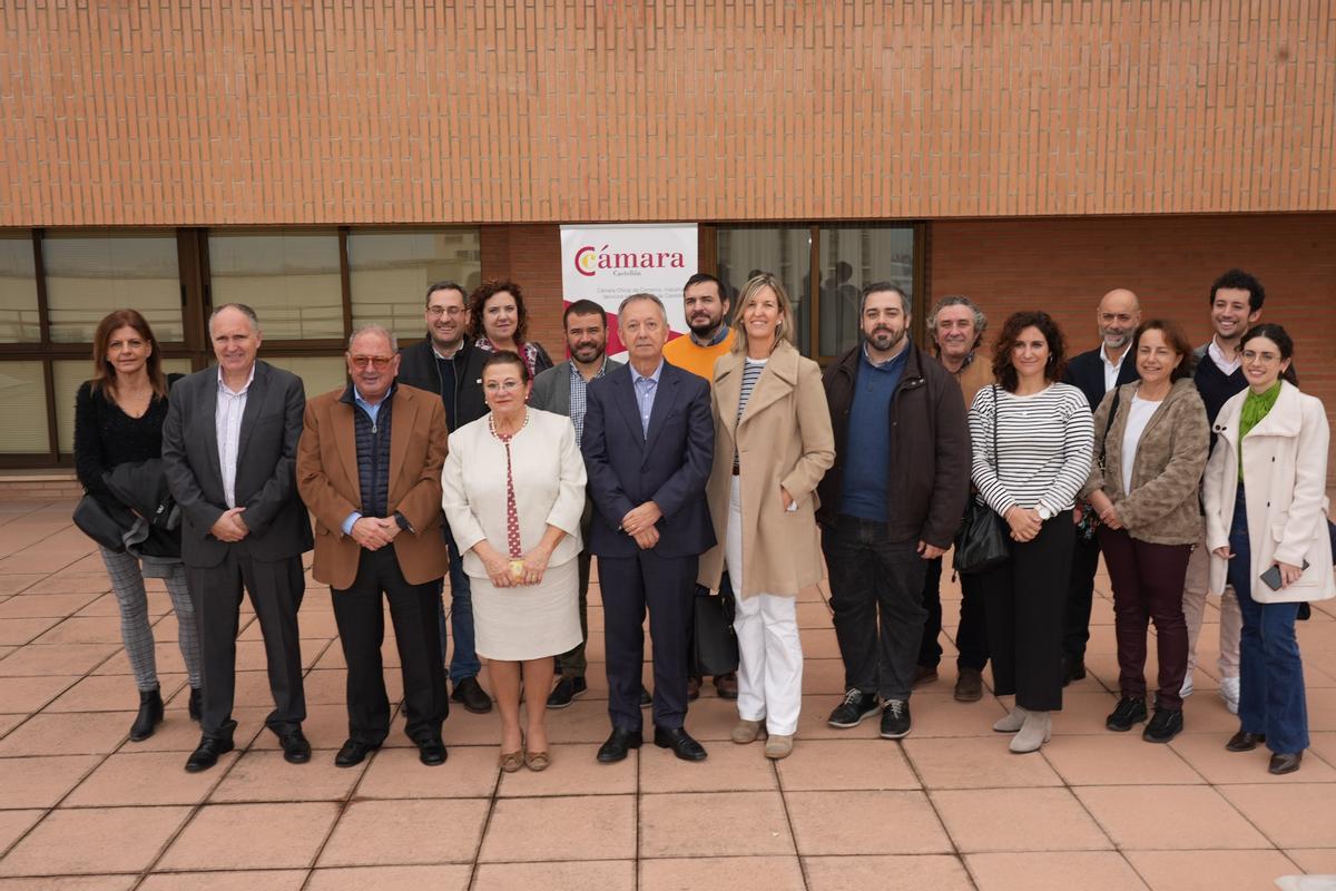 María Dolores Guillamón, Javier Valls, Ignacio Ferrer Ros de Ursinos y Jesús Ramos, junto a otros miembros de la Cámara y de los medios de comunicación.