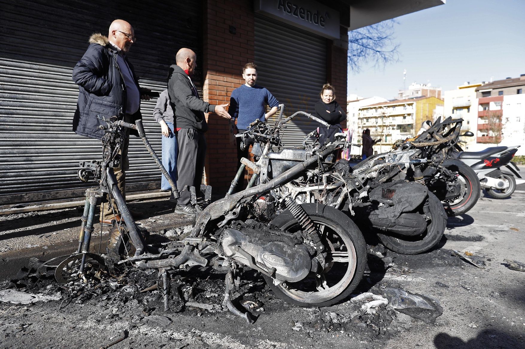 Sis incendis de contenidors acaben amb cinc cotxes i tres motos cremades i afectacions en façanes
