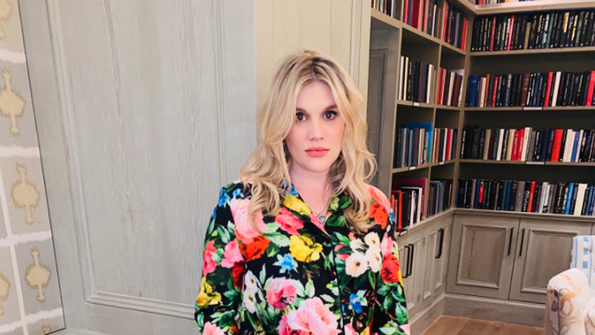 Emerald Fennell, actriz de The Crown, con traje estampado de colores