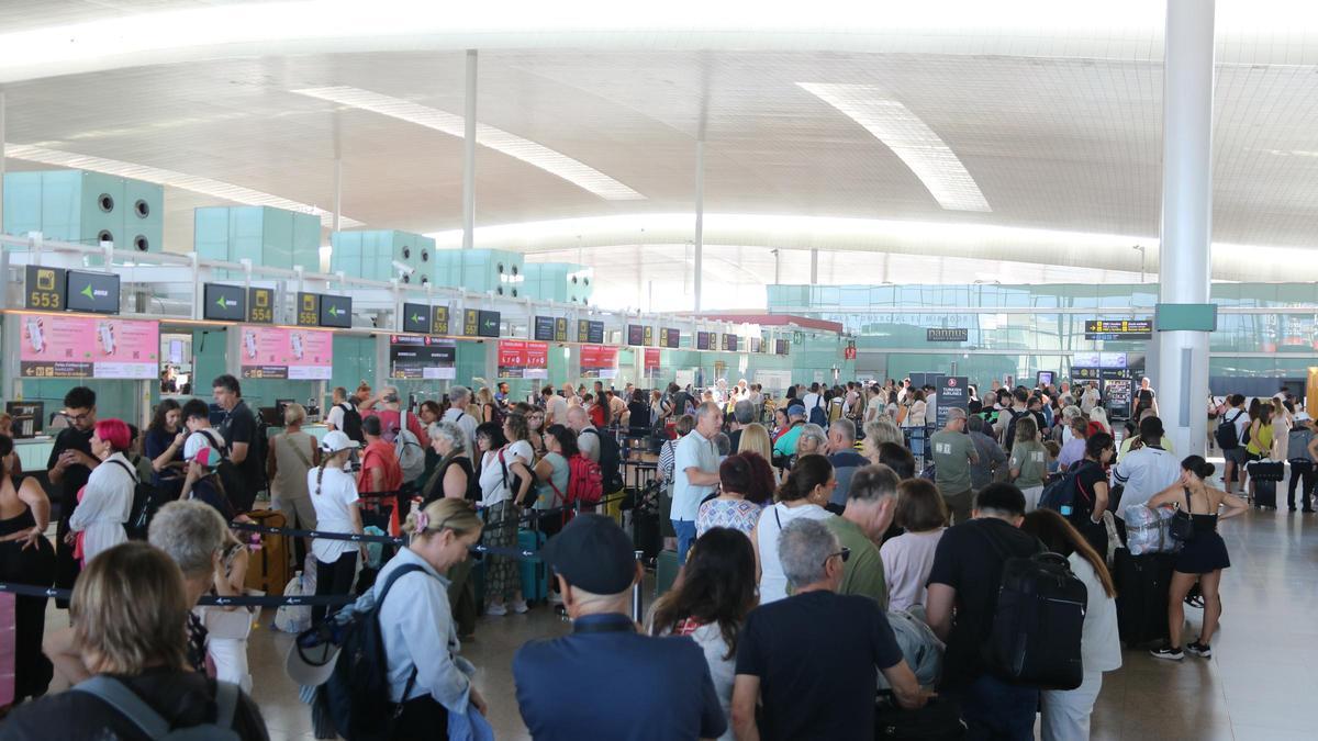 Imágenes de los controles aleatorios de pasaporte hoy en los aeropuertos de Madrid Barajas y Barcelona el Prat