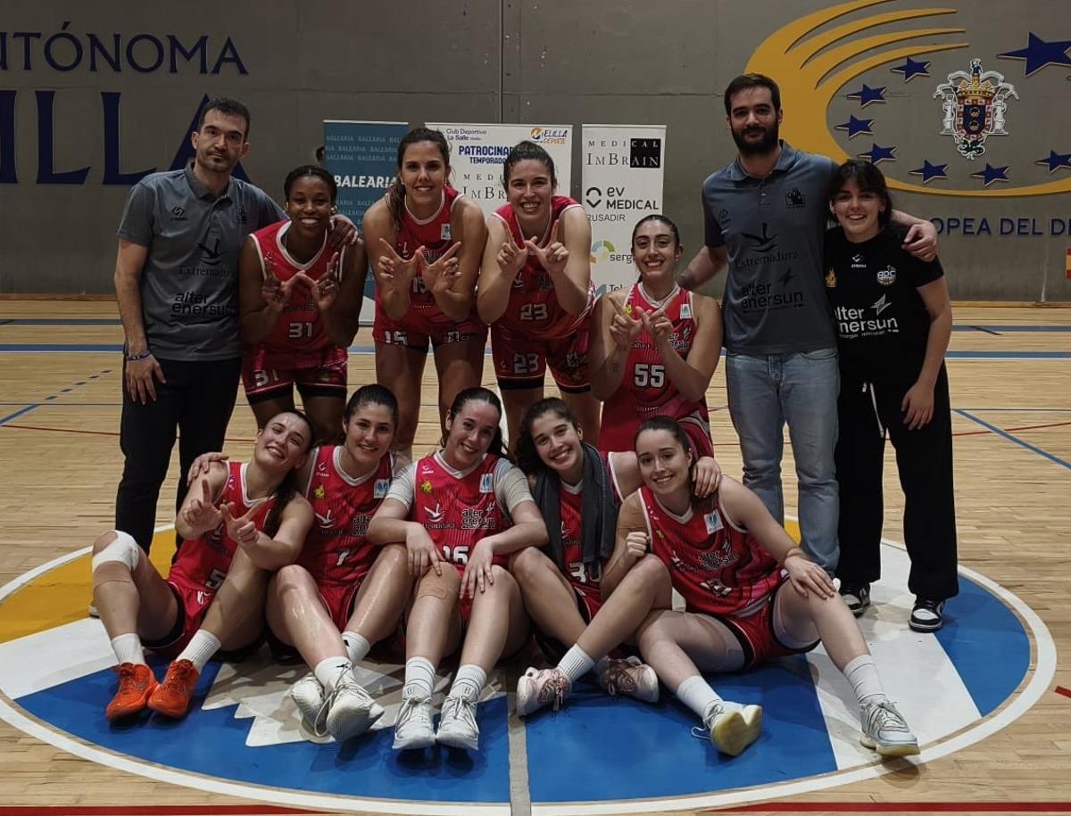 El Al-Qázeres festeja su victoria y la clasificación para el ‘playoff’ en Melilla.