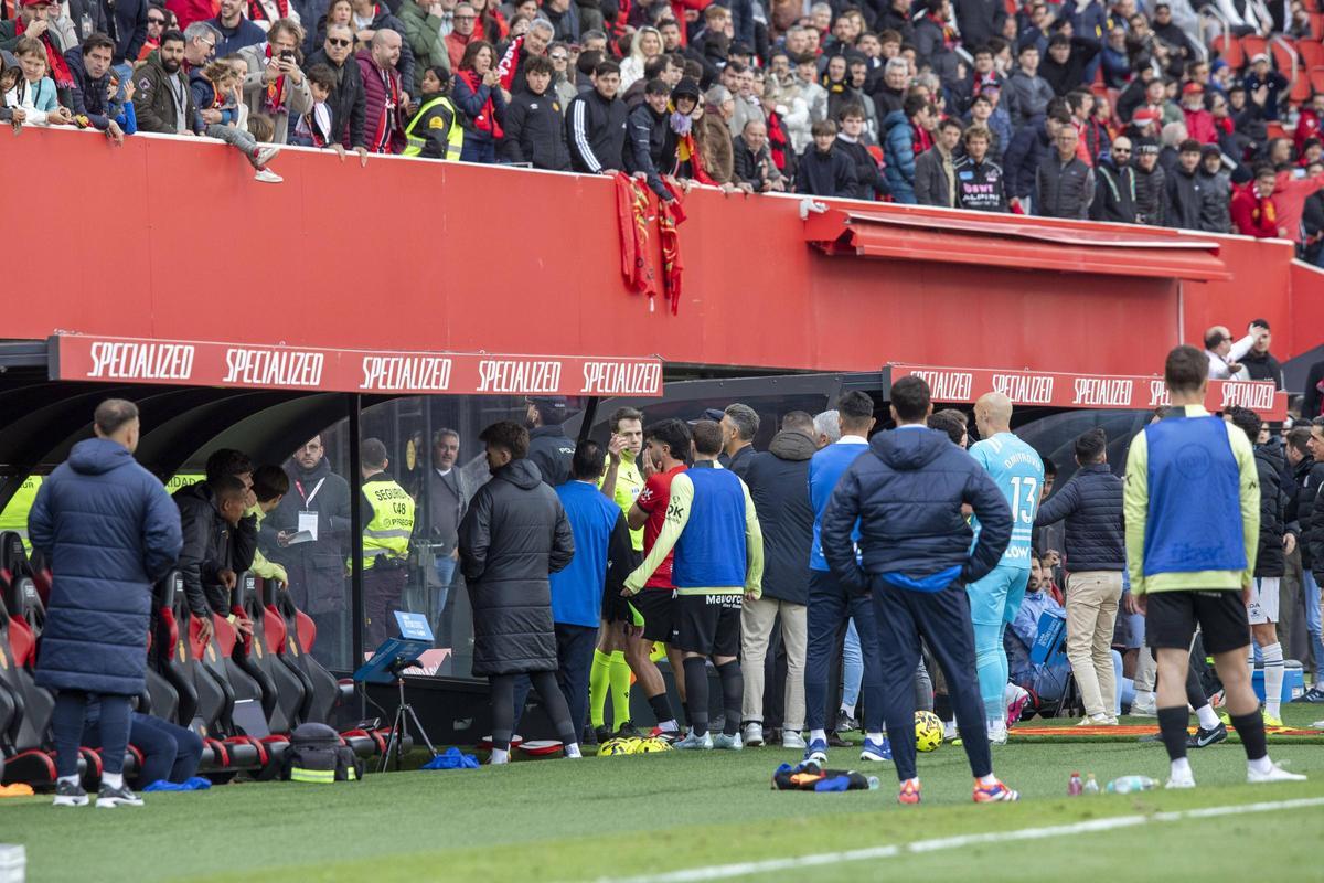 Instante en el que De Burgos consulta con la sala VOR en Son Moix.
