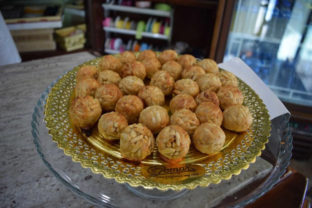 Rosarios y ‘panellets’, tradición en Tots Sants