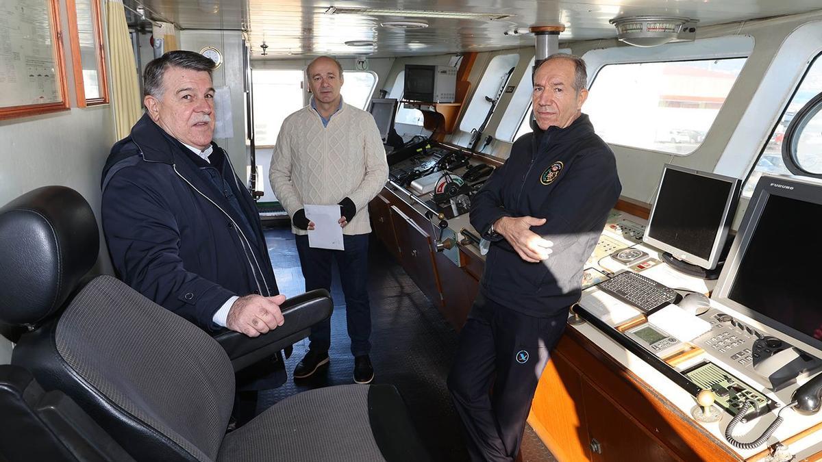 Antonio Rodríguez, jefe de la base marítima de Vigo, el capitán del “Petrel” Enrique Suárez y José Antonio Gómez, primer oficial, a bordo del barco ayer en Vigo.