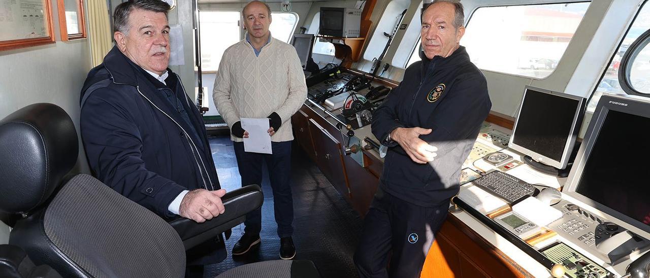 Antonio Rodríguez, jefe de la base marítima de Vigo, el capitán del “Petrel” Enrique Suárez y José Antonio Gómez, primer oficial, a bordo del barco ayer en Vigo.