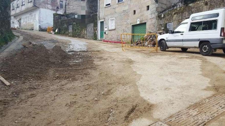 Renovación de saneamiento y pavimento en la Rúa da Costa. // S.A.