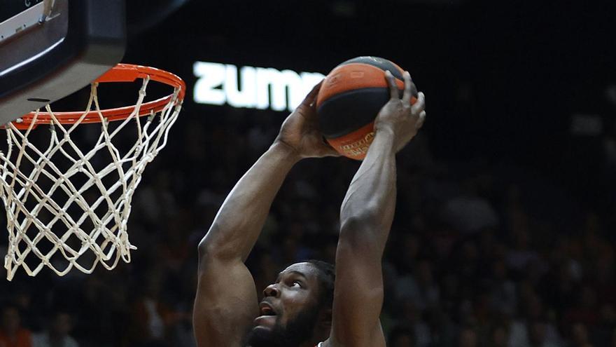 Semi Ojeleye realiza un ‘mate’ ayer, ante el Lenovo Tenerife en La Fonteta.  | EDUARDO RIPOLL