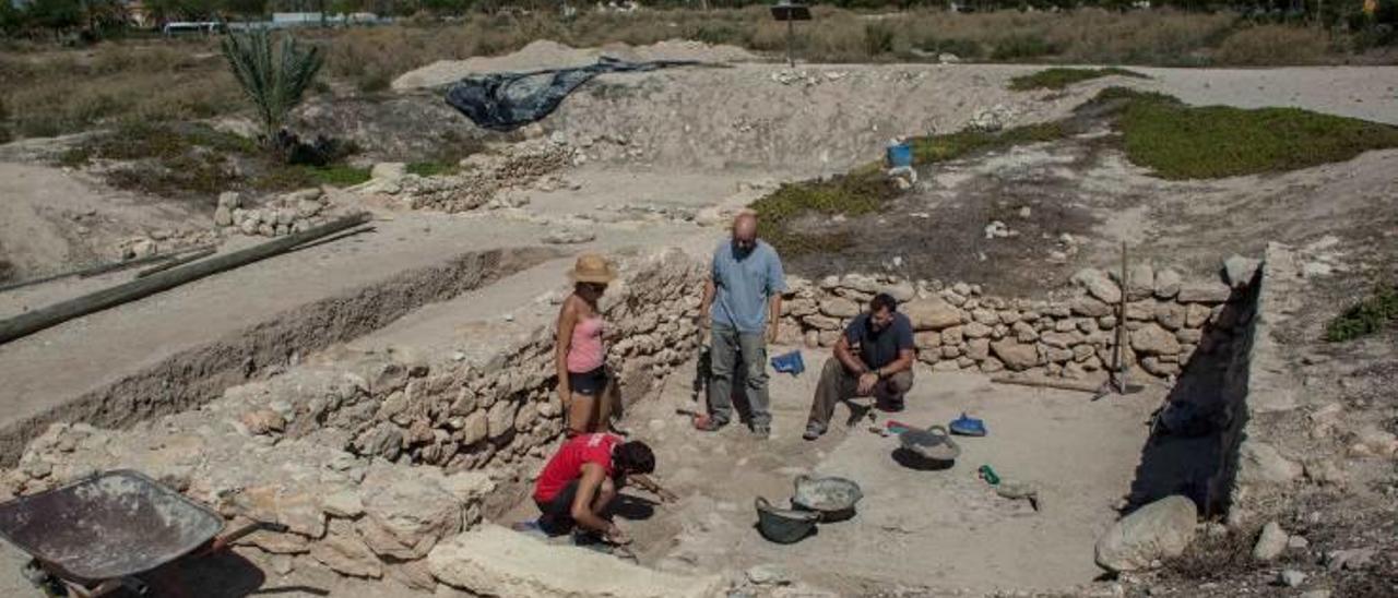 Los arqueólogos durante una excavación que forma parte del nuevo proyecto de investigación de antiguos restos ya estudiados en La Alcudia.