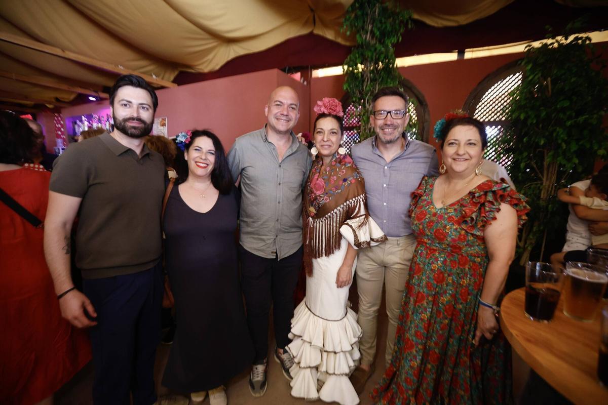 Peñas y el PSOE brindan en un caluroso sábado de Feria
