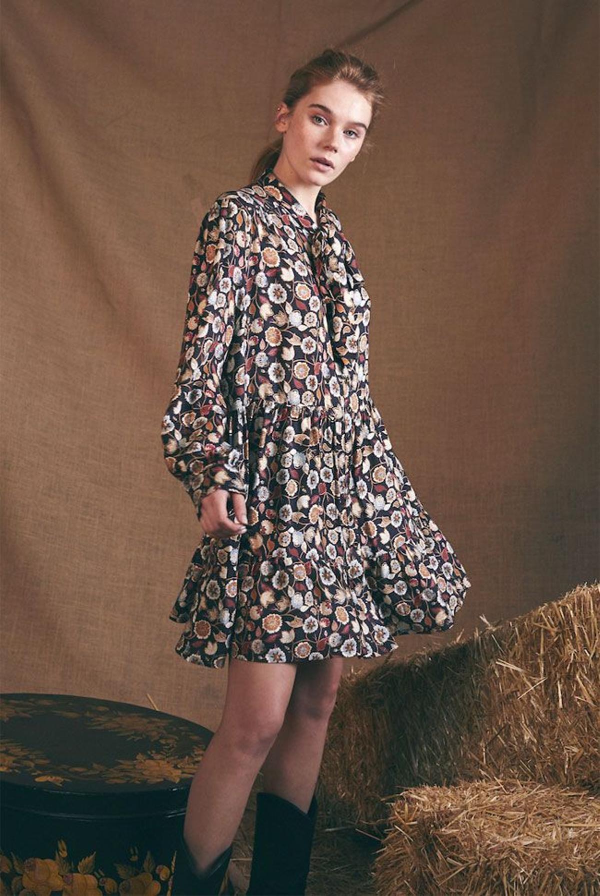 Vestido corto ancho con estampado de flores, de las rebajas de Maggie Sweet