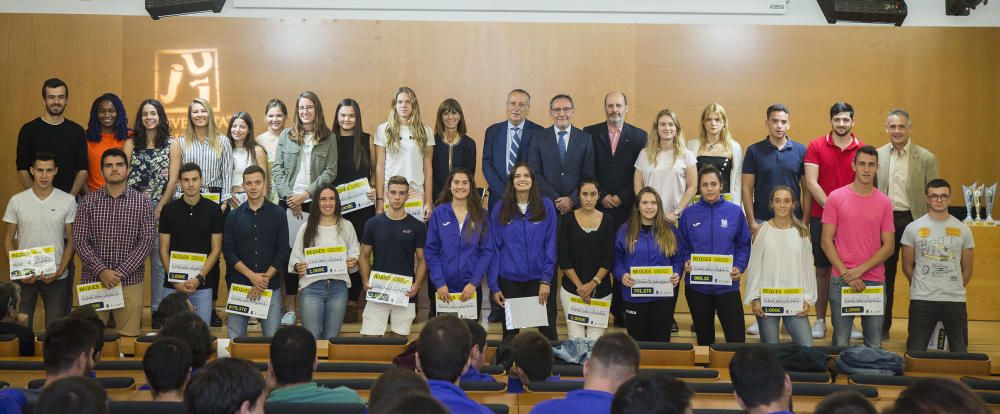 Entrega de las becas Endavant Formació del Villarreal CF