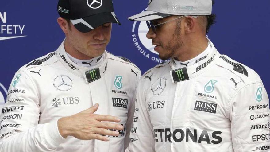 Rosberg felicita a Hamilton por la consecución de la &quot;pole&quot;. // Max Rossi