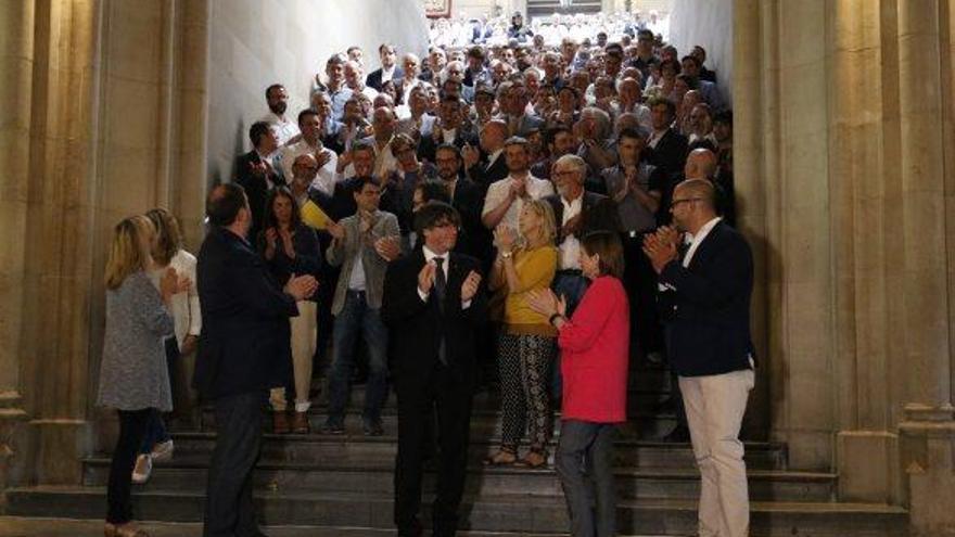 Puigdemont i els alcaldes es van fer una foto tots junts per immortalitzar l&#039;acte