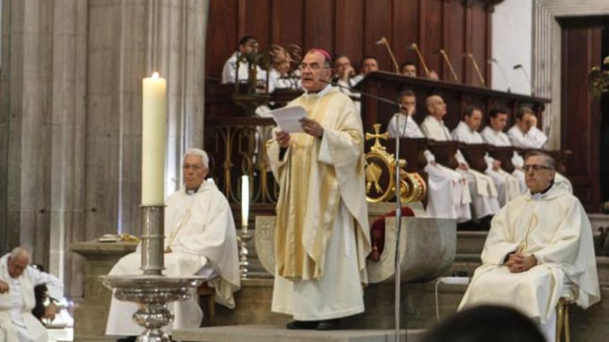 El obispo Francisco Cases, entre el vicario general (izquierda) y el dean de la Catedral, ayer, en la misa Crismal. | j. carlos guerra