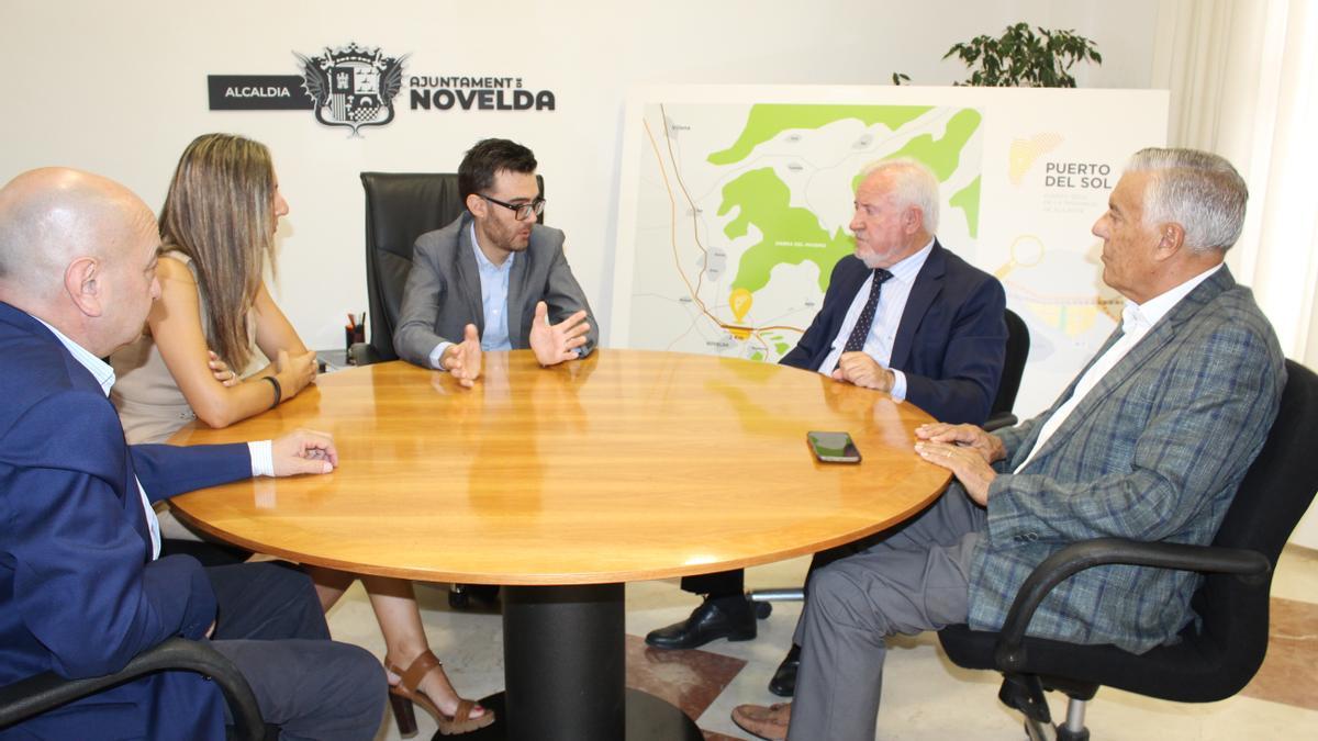 Un momento de la reunión mantenida esta mañana en el Ayuntamiento de Novelda.