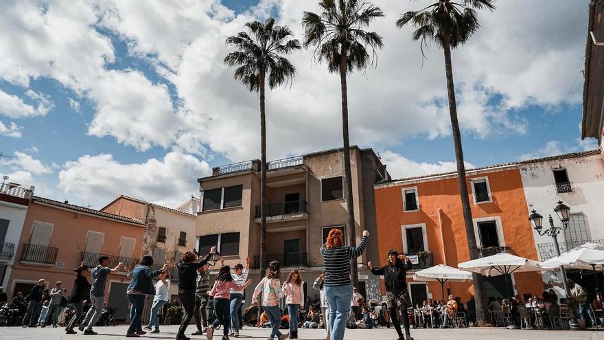 La fiesta que Potries dedicó a las tres palmeras de la plaza del País Valencià