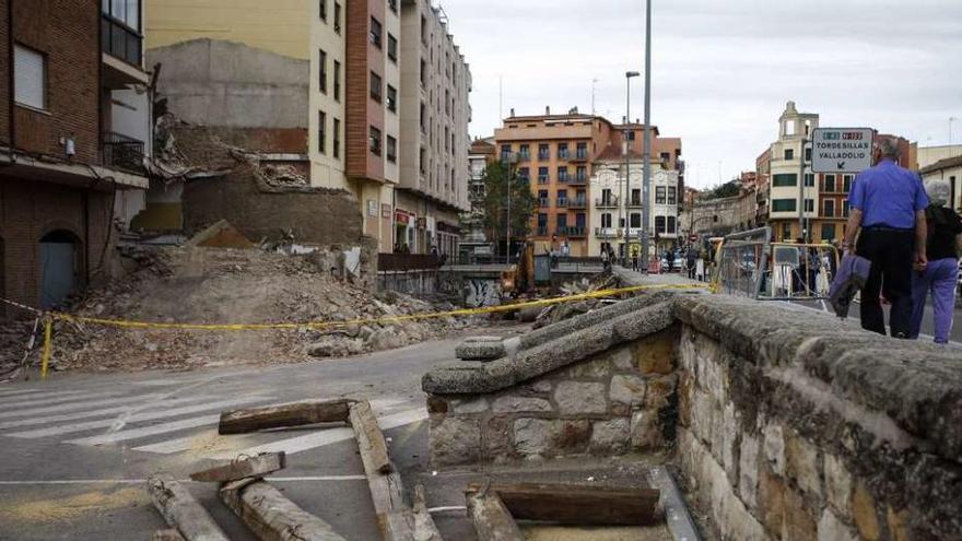 Estado de las obras en el edificio de la plaza de La Puentica a última hora de ayer.