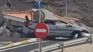 Hasta cinco años de cárcel por conducción temeraria y chocar contra una parada de guaguas
