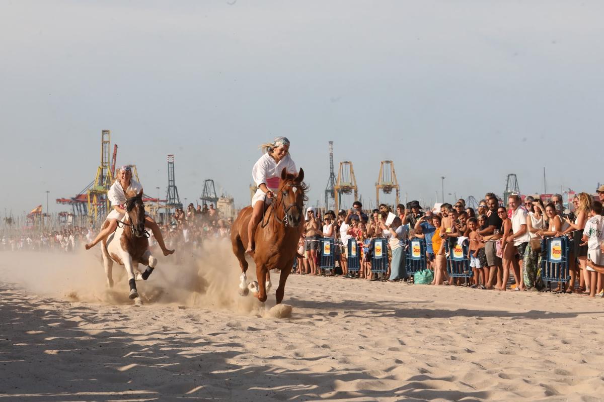 Café, dándolo todo en la playa de Pinedo