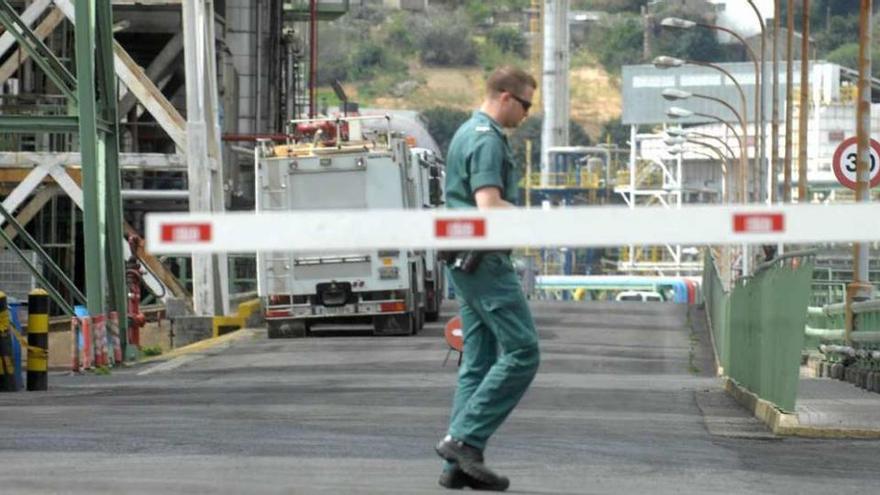 Un agente de la Guardia Civil, en la refinería el día del accidente, en abril de 2010.